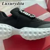 Scarpe da ginnastica da donna di alta qualità pompe suola in pelle banchetto stiletto passerella di lusso a punta Scarpe casual Designer vivier Moda tacco da donna Muli G1225