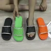 Pantoufles de luxe pour femmes, chaussures d'été à tête carrée simples avec strass, grande taille, sandales de plage à fond épais, 2024