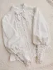 Camisa blanca de encaje de qweek Mujeres Lolita Gigot manga hermosas blusas hermosas blusas japonesas tops plisados ​​volantes kawaii