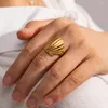 Cluster-Ringe Uworld Wasserdichter goldener gehämmerter Edelstahl-Ring für Frauen, einzigartiges Design, modischer Charme, trendiger personalisierter Schmuck
