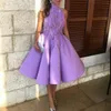 Lätt Purple High Neck Homecoming Dresses STEVELESS LACE SATIN TEA-LÄNGD Kort parti Prom Gown-applikationer Custom MDAE 231227