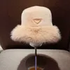 Szerokie brzegowe czapki wiadro Zhao Lieing's w tym samym stylu Fisherman Hat Norek włosy zimowe zimne odporne na zimno i ciepły garnek p home do trójkąta Plush Hat Batch 157J