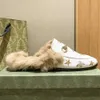 Designerskie buty wysokie g -rodzinne buty dla kobiet noszą na zewnątrz nogi królik płaska klamra konia pallowe kapcie Furry Slipper 1in7L