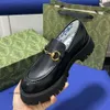 Nova chegada sapatos de grife ferradura fivela sapatos de couro grosso sola esponja bolo estilo britânico abelha bordado mocassins sapatos versáteis pé G sapatos JMXAL