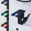 Torneiras de pia do banheiro LED RGB Color Waterfall Basin Torneira Mixer Tap Black Deck Single Handle WC