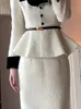 ewqエレガントな白いスプライスラペルシングルブレスト長袖コントラストベルト女性Sフリルコートスカート2ピースセット16U6144 231227