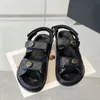 Designer-Stepp-Dad-Sandale aus Rindsleder, Bonbonfarbene, gesteppte niedrige Keilabsatz-Sandalen aus Leder für Damen mit flachem Boden, Komfort, Sandstrand