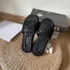Tasarımcı kanal terlik katırları düz deri slide kadınlar katır düşük topuklu siyah beyaz pembe vintage slaytlar ayakkabı