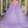 Sparkly lavendel från axeln quinceanera klänningar applique spets tull med cape ball klänning prinsessan klänning vestidos 15 de quinceanera