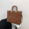 Tasarımcı Çantası 2024 Çantalar High End Küçük Kadınlar Popüler Çok Yönlü Crossbody Moda Süper Ateş El Taşıyıcı Küçük Meydan