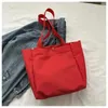 Shoppingväskor kvinnor mode tygväska estetisk fast färg nylon casual stor kapacitet axel återanvändbara spänne handväskor