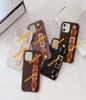 Cas de téléphone de marque de luxe avec ornement de bracelet pour iPhone 1312Pro 11pro 11 XS Max S XR 8plus 8 7plus Old Leather Grid4521061