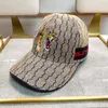 24ss açık tasarımcı beyzbol şapkaları erkekler için kadın için takıldı klasik siyah şapkalar lüks jumbo fraise tiger arı mektubu güneşlik sporu nakış plajı seyahat şapkaları ayar