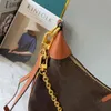 Topp designerkedjan månad formad handväska kvinnors handväska axelväska handväska plånbok singel axelväska crossbody väska blommor bokstav