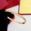 Designer Cartres Bangle rostfritt stål Full Sky Star Card med två rader med diamantskruvmejslar Buckle Armband Fashionabla och Light Luxury XX2U