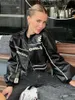 女性の長袖レタープリントPUレザージャケットコートブラックストリートウェア2023秋のジップアップストライプショートトップボンバージャケット231227
