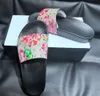 Diseñadores para hombre Diapositivas Zapatillas para mujer Moda Lujos Floral Slipper Cuero Pisos de goma Sandalias Zapatos de playa de verano Mocasines Gear Bottoms 598