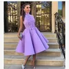 Lätt Purple High Neck Homecoming Dresses STEVELESS LACE SATIN TEA-LÄNGD Kort parti Prom Gown-applikationer Custom MDAE 231227