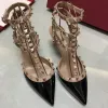 Femmes V Brand Sandales High Heels Rivets Chaussures de mariage 6cm 8cm 10cm Sexy Talon mince pointé Toe trois ceintures Classiques Summer en cuir vraie femme Sandale avec sac 35-44