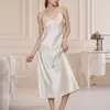 女性用スリープウェアの女性Vネックノースリーブスムースサテンナイトドレス調整可能なショルダーストラップバックレスソリッドカラー薄いスリーピングドレス