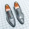 Klädskor mode 2024 loafers män gröna affärer casual mockasins pekade tå patent läder gentleman slip-on