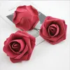 Großhandel 100 Pack 7cm künstliche Rosenblüten Rosenkopf massenloser Stamm ohne Fake Foam Rosen für Hochzeitsdekorationen Blumensträuße