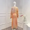 Robes décontractées 2023 Collection d'été d'automne Style de vacances Or Brillant Épaule Découpée Robe midi surdimensionnée pour les femmes Mode