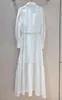 Sukienki swobodne Ramie Long Sukienka 2023 W stylu jesiennym kobiety Turn-Down kołnierz koronkowy haft haftowy patchwork z paskiem biały maxi
