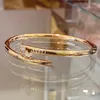 Um designer Cartres Gold Bangle Nail Bracelet Pulseiras Jóias de luxo para mulheres Moda Bangles 18k liga de ouro banhado a ouro artesanato nunca desbota com caixa de diamantes