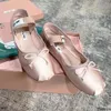 Enkla balettskor designer retro franska miui trend matchande platt klänningskor Mary Jane skor bow delikat satin singelskor fast färg elegant