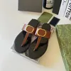 Diapositives de luxe Femmes tongs les tongs authentiques en cuir plates de créateur métal métal noir blanc brun sandale de plage d'été de la piscine de plage des pantoufles