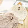Słodka dziewczyny koronkowa koszulka księżniczka Kids Krawę Falbala Bluzka z długim rękawem 2024 Spring Dzieci WSZYSTKIE DOTYCZNE Koszule dna Z6347
