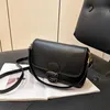 Borsa sottomanica minimalista quadrata piccola con texture di alta qualità da donna alla moda Wine God con una spalla obliqua e incrociata