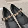 Zapatos de vestir para mujer Diseñador Tacones bajos gruesos Zapato de ballet de piel de vaca Diapositivas negras retro Bombas Zapato de ballet Zapato de ocio con hebilla de tobillo ajustable al aire libre con bolsas para polvo