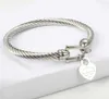 2024 Stål titan Tiffanyy Bangle Cable Wire Gold Color Love Heart Charm Bangle Armband med krokstängning för kvinnor Män bröllop smycken