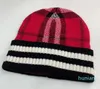 2023 Новая шапочка с шапкой шляпы модные дизайнеры дизайнеров Mens Mens Bonnet Winter Beanie вязаная шерстяная шапка плюс бархатная крышка черепа с толщиной маской бахромы шляпы