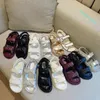 Designer-Stepp-Dad-Sandale aus Rindsleder, Bonbonfarbene, gesteppte niedrige Keilabsatz-Sandalen aus Leder für Damen mit flachem Boden, Komfort, Sandstrand