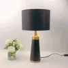 Tischlampen Modernes Bett mit 3 Farben LED -Glühbirne E27 Weißer runder Lampenschirm Nachttisch Lampe für Schlafzimmer Wohnzimmer Büro