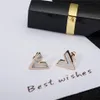 Yun Ruo Brand 316L Rostfritt stål Rose Gold Color White Black Shell V Shape Stud Earring Woman Jewelry Prevent Allergy och Fade3101