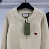 23 Otoño/Invierno nuevo cárdigan tejido con cuello redondo y cremallera con diseño de patrón de carta de amor de Jacquard bordado