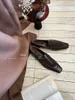 Ótimo para usar ~ Versão coreana novos sapatos de couro pequenos de salto baixo de um pé, mocassins femininos de couro macio com bico quadrado, sapatos individuais de sola plana 231227