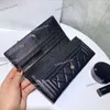 Diseñador de mujeres Bolsas de cuero de cuero de piel de ternera Bolsa de billetera triple de 19x10 cm Diseño de hardware de metal de oro envejecido Bolso de la tarjeta de monedas de monedas múltiples