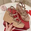 Femmes Luxurys Designers Chaussures High Heel Balck Patent Le cuir breveté Boucche bouclée talons sandales