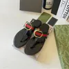 Slide di lusso Donne Flip Flops Designer di piatti in pelle autentica Lettera metallo nero marrone bianco marrone estate piscina per la spiaggia muli pantofole