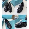 Designer loafers kvinnor klädskor tjocka sulade casual skor lyxiga metall triangel borstade läder monolit loafer plattform heel eu35-41