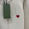 23 Otoño/Invierno nuevo cárdigan tejido con cuello redondo y cremallera con diseño de patrón de carta de amor de Jacquard bordado