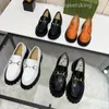 Män kvinnor loafers designer varumärke klänningskor höstkändis med bi små läder skor plattform sneakers lyx hög kvalitet äkta läderstorlek 35-46 med låda