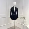 Abiti casual 2023 Ultimo mini abito da donna con colletto e colletto in vita con catena in metallo a maniche lunghe da ufficio di moda di alta qualità