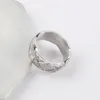 Anneaux de luxe Ring Ring Rings for Men Femmes Titanium Steel Gravé LETTRE LETTRE AMVIEURS BIELLIR de nombreuses applications