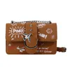 18% KORTING Designer tas Crowd Graffiti Flying Bird Swallow Nieuwe Trendy schouderketting Crossbody kleine vierkante tastassen